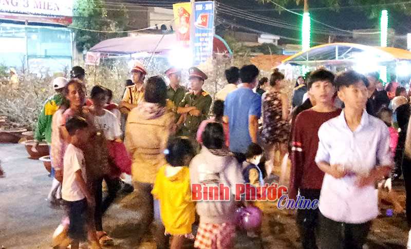 Hơn 400 lượt c&aacute;n bộ, chiến sĩ tham gia bảo vệ c&aacute;c lễ hội ch&agrave;o xu&acirc;n Mậu Tuất tại Đồng Xo&agrave;i