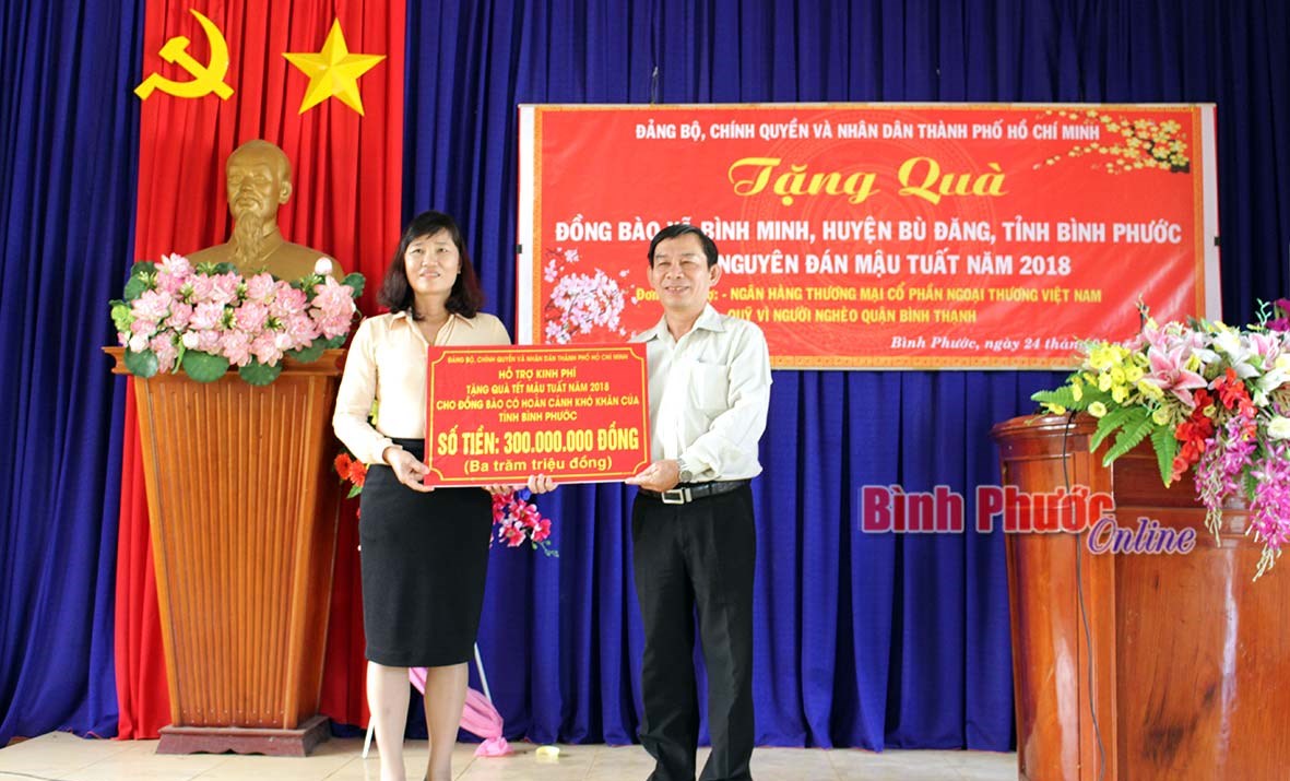 200 phần quà tặng hộ nghèo xã Bình Minh
