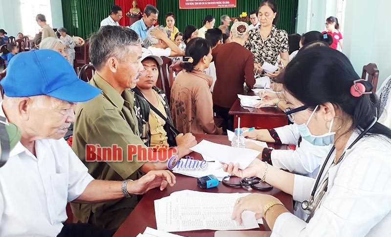 200 lượt người được khám, chữa bệnh, cấp thuốc miễn phí