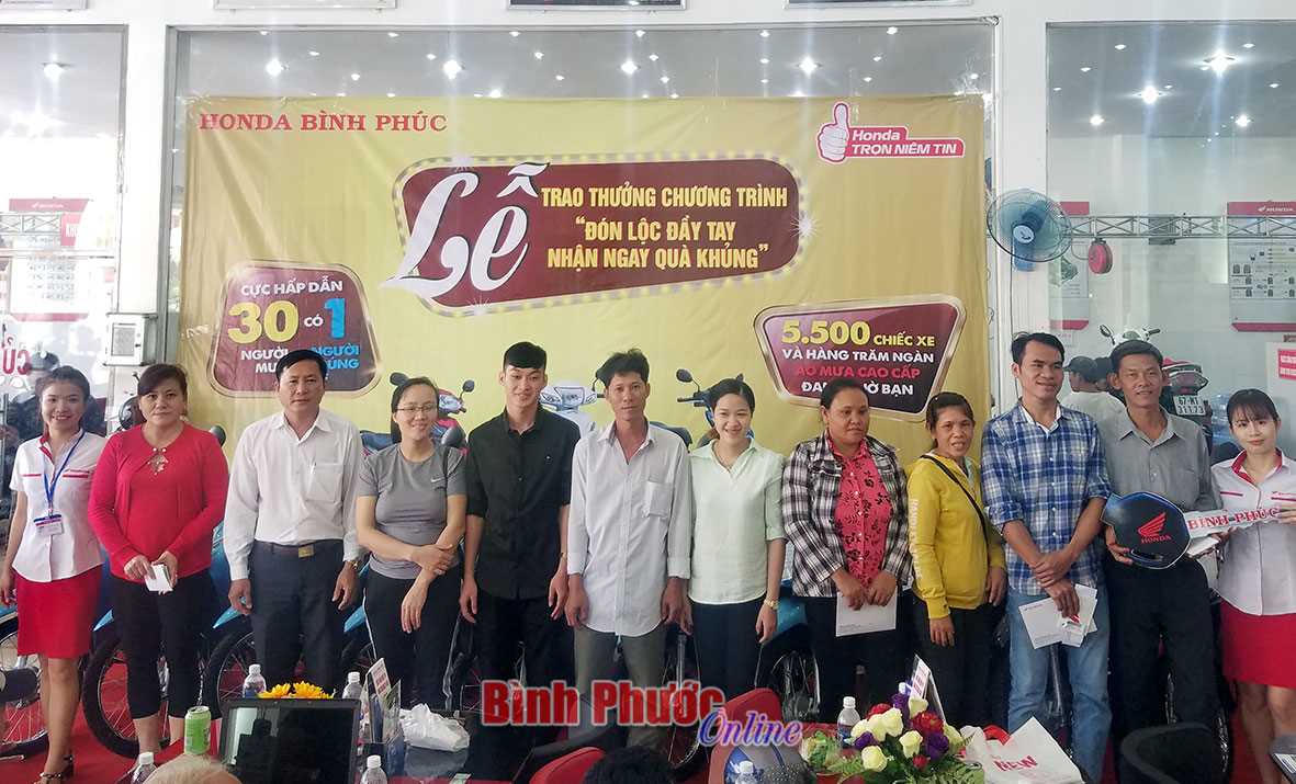 Head Bình Phúc trao thưởng 11 chiếc xe máy cho khách hàng may mắn