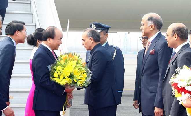 Thủ tướng Nguyễn Xu&acirc;n Ph&uacute;c trả lời phỏng vấn b&aacute;o ch&iacute; Ấn Độ