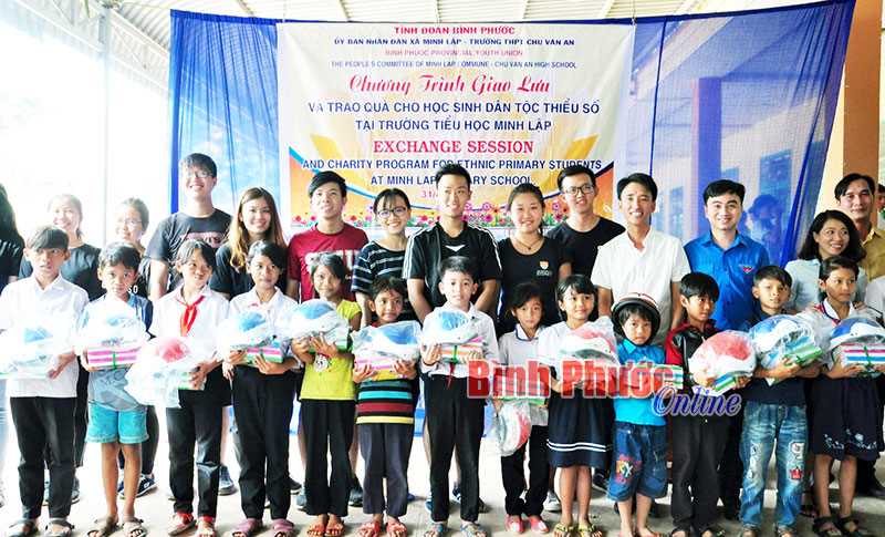 Giao lưu và tặng quà học sinh DTTS Trường tiểu học Minh Lập