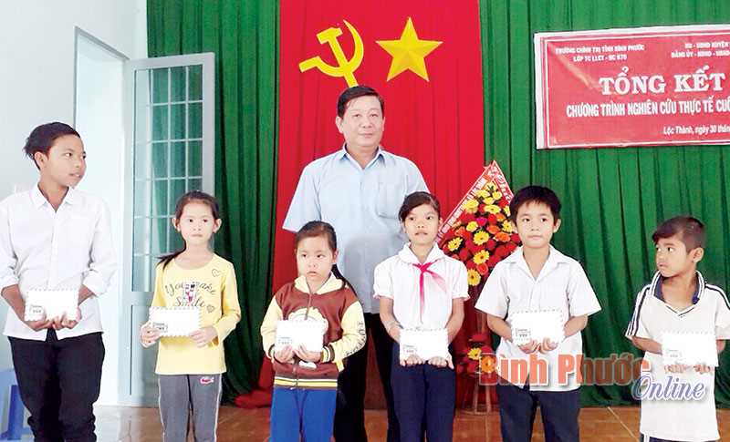 Tặng quà trẻ em nghèo xã Lộc Thành