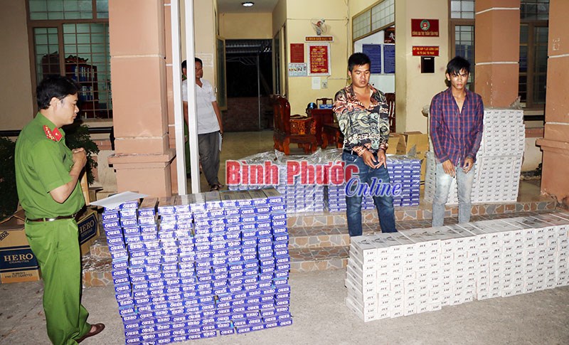 Bắt 2 đối tượng vận chuyển 8.000 g&oacute;i thuốc l&aacute; nhập lậu