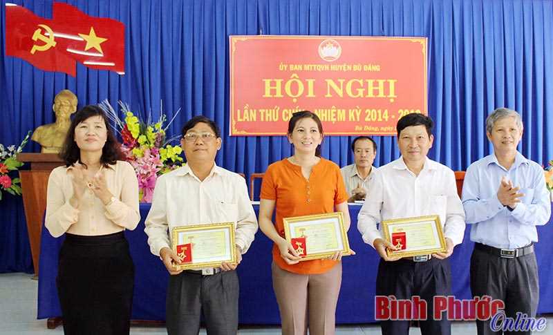 31 c&aacute; nh&acirc;n được tặng Kỷ niệm chương &ldquo;V&igrave; sự nghiệp đại đo&agrave;n kết to&agrave;n d&acirc;n tộc&rdquo;