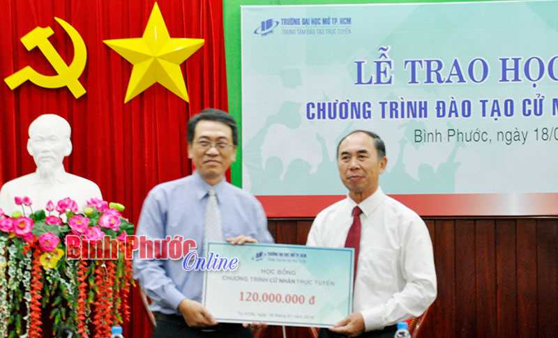 Đại học Mở TP. Hồ Chí Minh tặng Bình Phước gói học bổng 120 triệu đồng