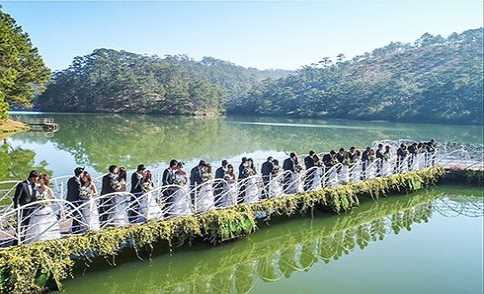 Th&uacute; vị đ&aacute;m cưới tập thể của 20 cặp đ&ocirc;i ng&agrave;y Lễ t&igrave;nh nh&acirc;n tại Đ&agrave; Lạt