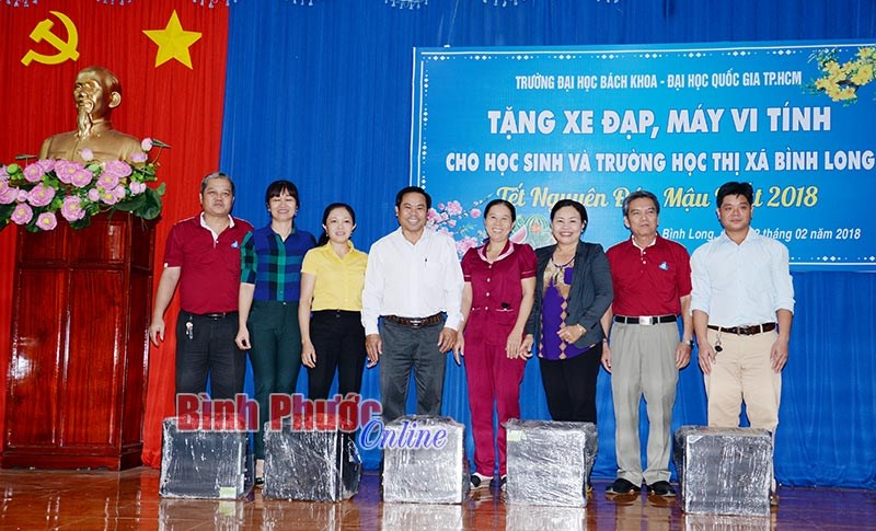 36 xe đạp, máy tính, máy lọc nước tặng trường tiểu học vùng sâu