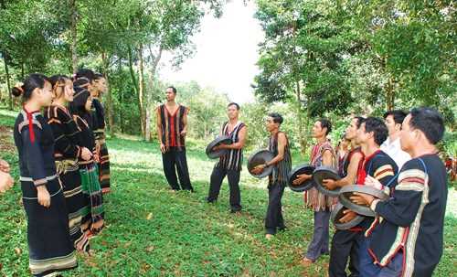 Việt Nam đặc biệt quan t&acirc;m chăm lo đời sống vật chất, tinh thần cho đồng b&agrave;o DTTS