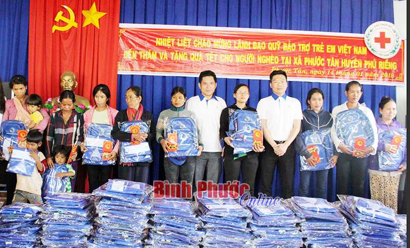 200 phần quà tết tặng người dân Phước Tân