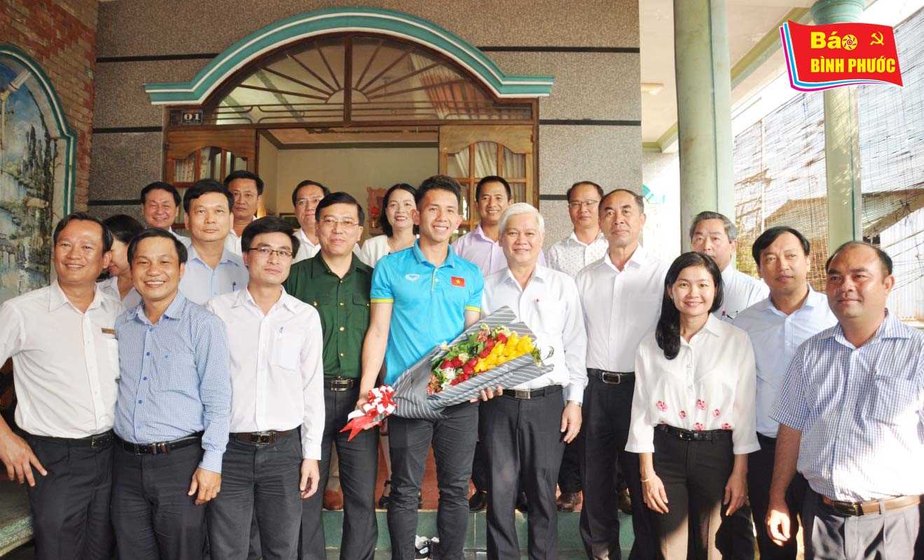 [Video] L&atilde;nh đạo tỉnh thăm v&agrave; tặng qu&agrave; tuyển thủ Nguyễn Phong Hồng Duy