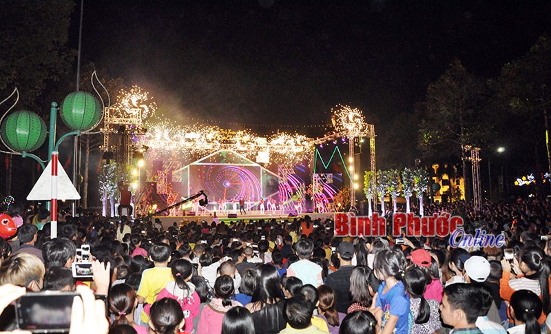 S&ocirc;i động đ&ecirc;m nghệ thuật &ldquo;Đồng Xo&agrave;i ch&agrave;o ng&agrave;y mới&rdquo;