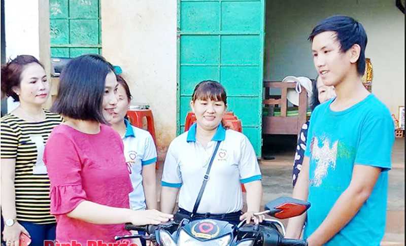 Em Nguyễn Văn Thanh Trí được tặng bò và xe máy