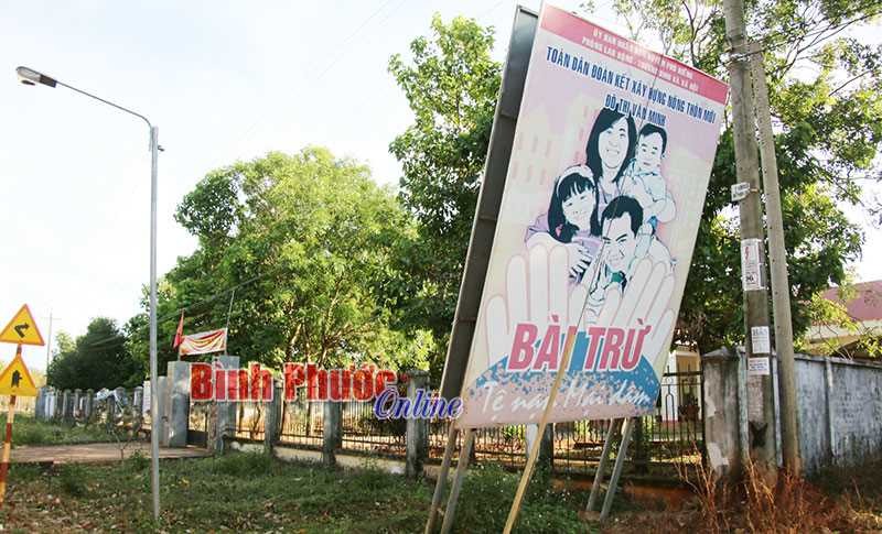 Pa-n&ocirc; đổ nghi&ecirc;ng nguy hiểm