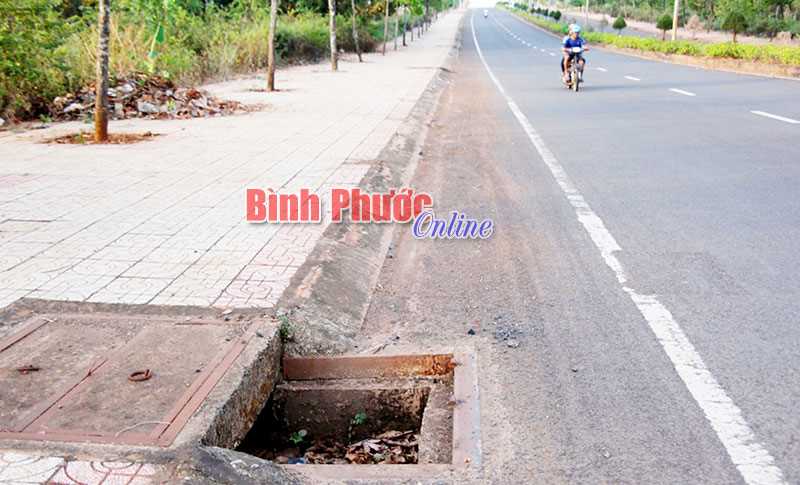 Cửa gom nước của hố ga bị mất nắp