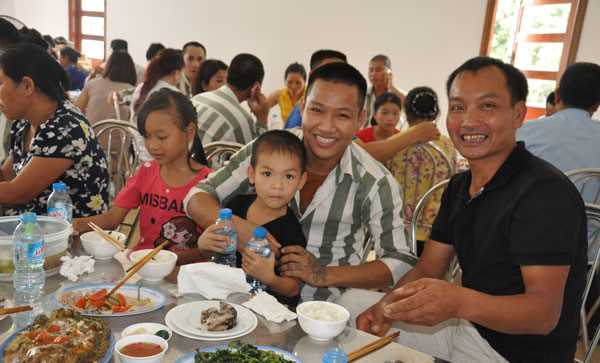 Phạm nh&acirc;n được ăn cơm c&ugrave;ng th&acirc;n nh&acirc;n