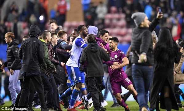 Aguero "nổi điên" với fan Wigan sau trận thua sốc của Man City