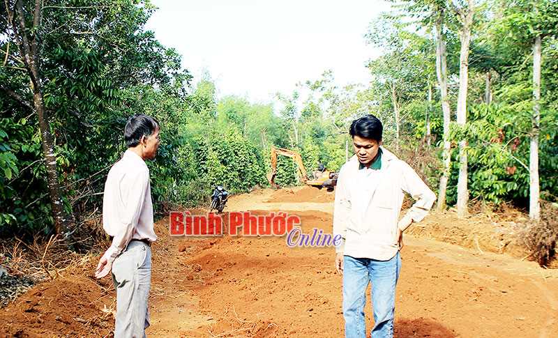 Chung sức l&agrave;m đường n&ocirc;ng th&ocirc;n