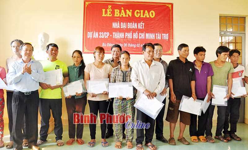 Bàn giao 167 nhà đại đoàn kết tặng người dân