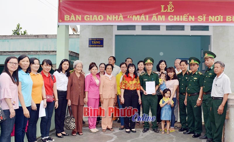 Bàn giao nhà “Mái ấm chiến sĩ nơi biên giới”