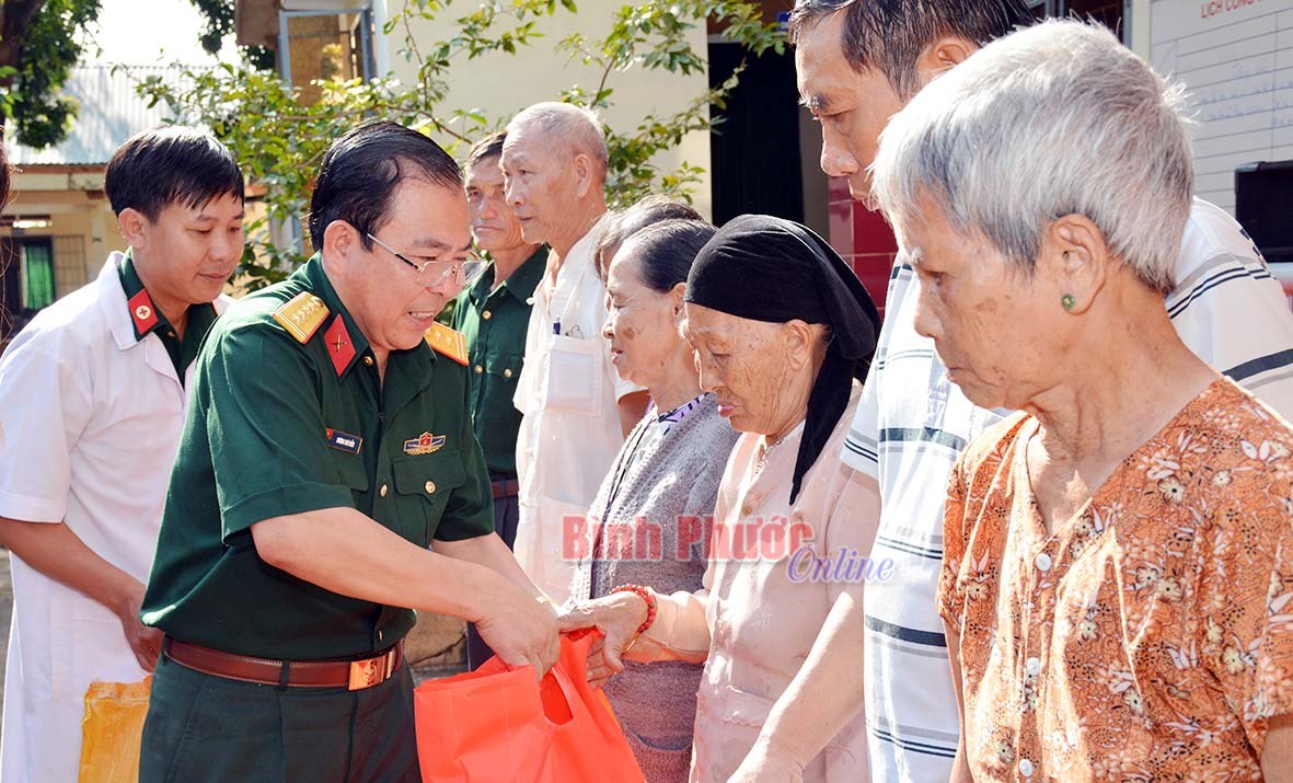 Binh đo&agrave;n 16 đồng h&agrave;nh, gắn b&oacute; với nh&acirc;n d&acirc;n
