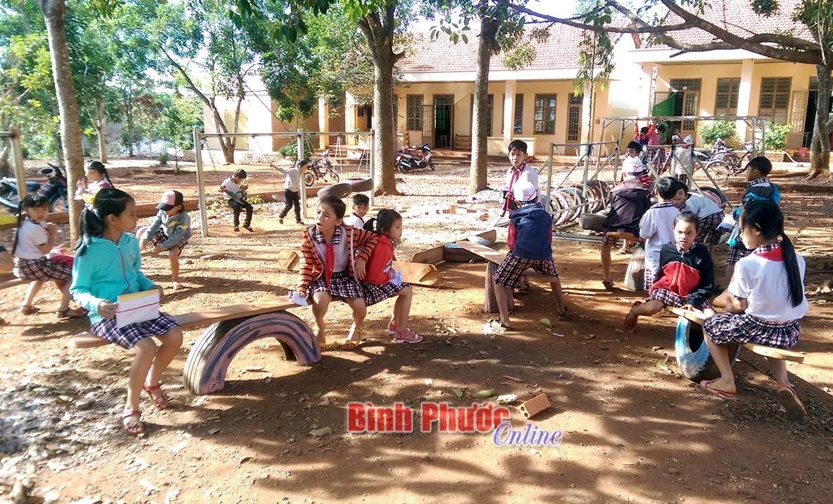 Sáng tạo đồ chơi từ phế liệu cho trẻ em vùng biên