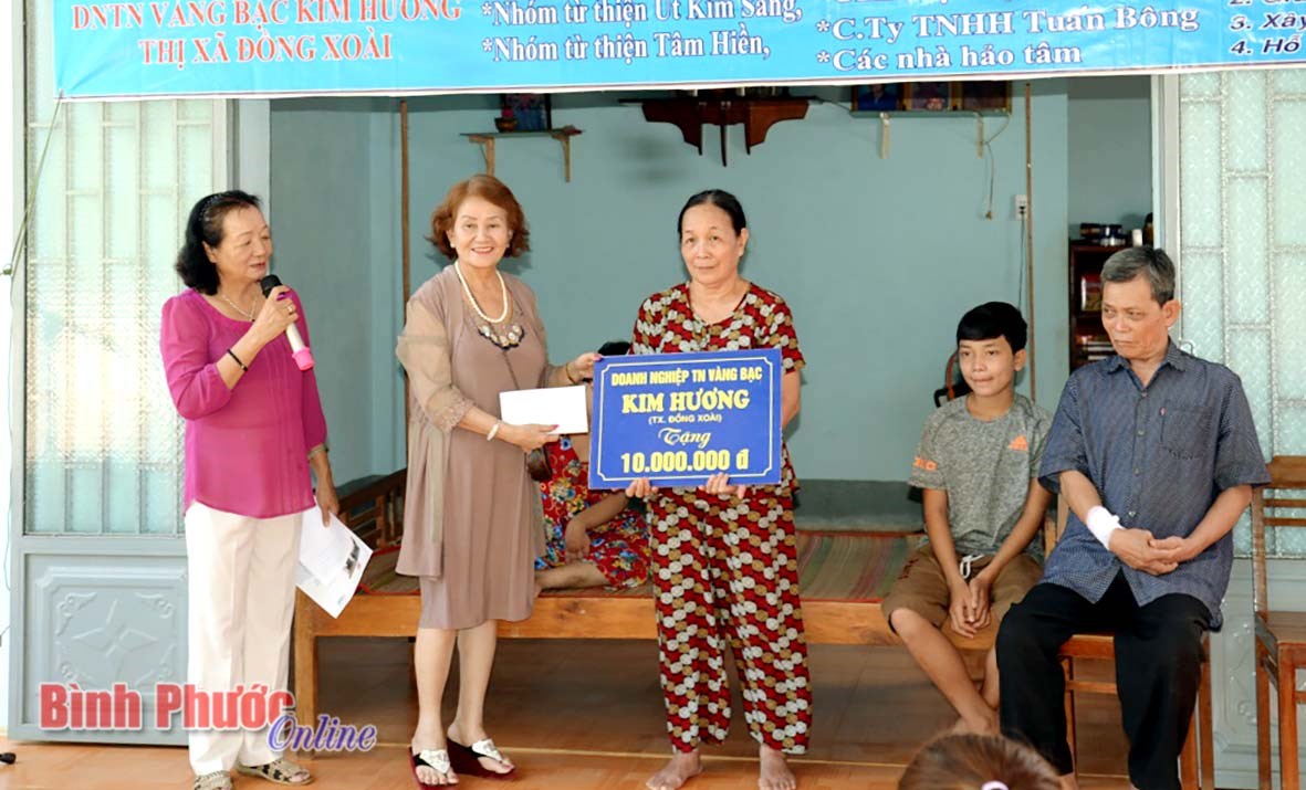 Hơn 100 triệu đồng hỗ trợ gia đình ông Trần Học