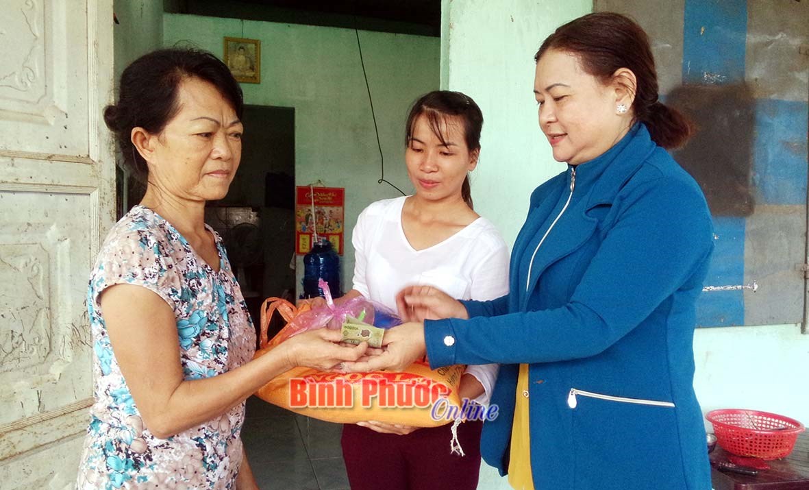 Cán bộ phụ nữ giàu lòng nhân ái