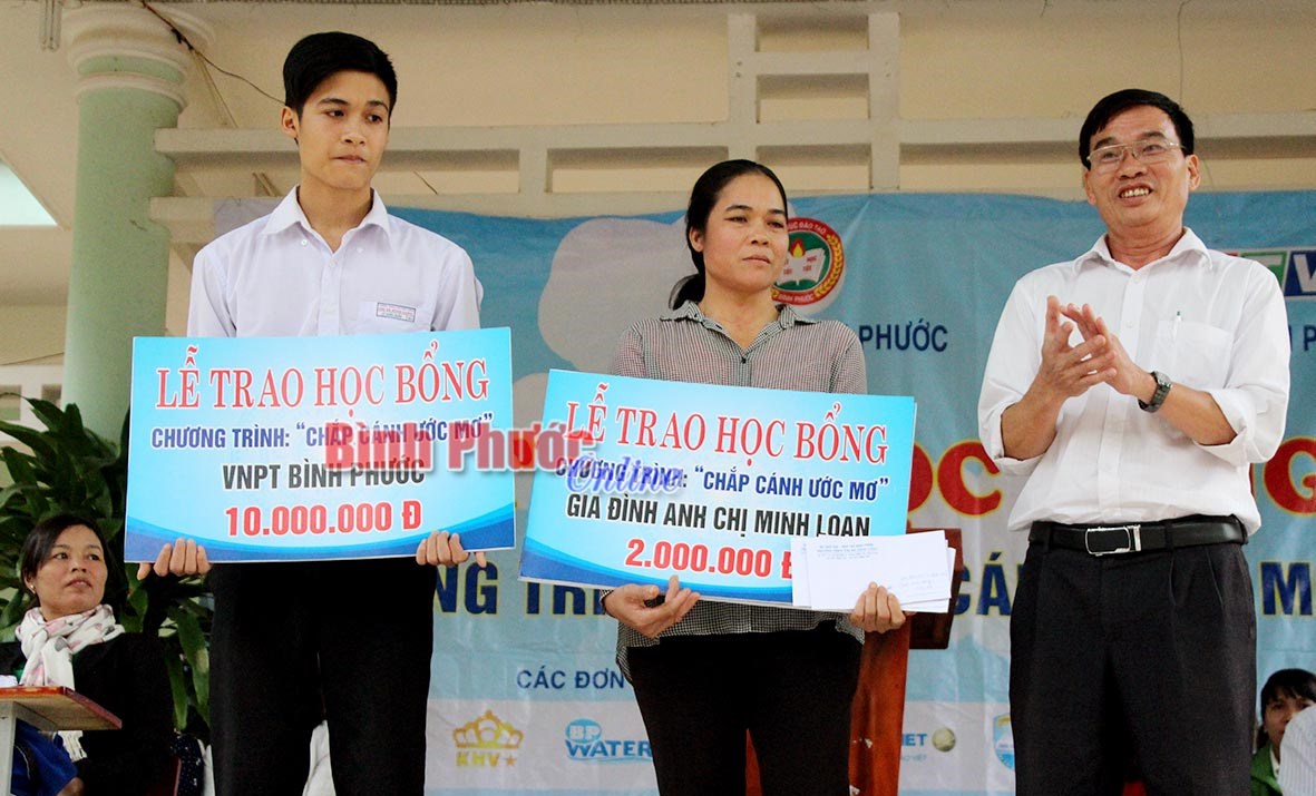 “Chắp cánh ước mơ” cho học trò nghèo