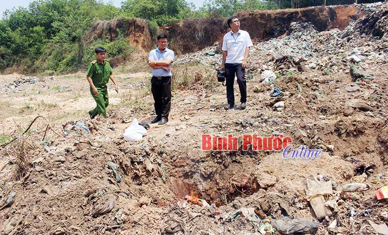 Bắt quả tang đối tượng đổ trộm 70kg da và mỡ heo ra môi trường