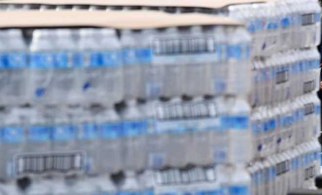 Phát hiện hạt nhựa siêu nhỏ trong hàng loạt sản phẩm nước đóng chai