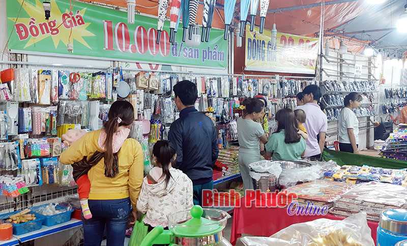 Bù Đăng: Doanh thu trên 1,5 tỷ đồng tại hội chợ hàng Việt về nông thôn