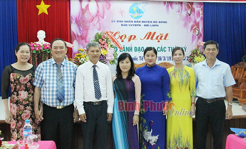 B&ugrave; &ETH;ăng họp mặt Ng&agrave;y quốc tế phụ nữ 8-3