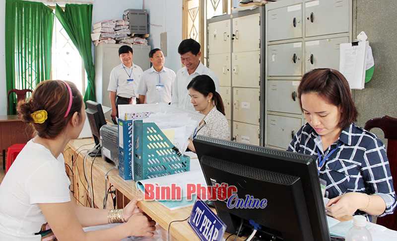 B&ugrave; Đốp kiểm tra kỷ cương h&agrave;nh ch&iacute;nh đột xuất