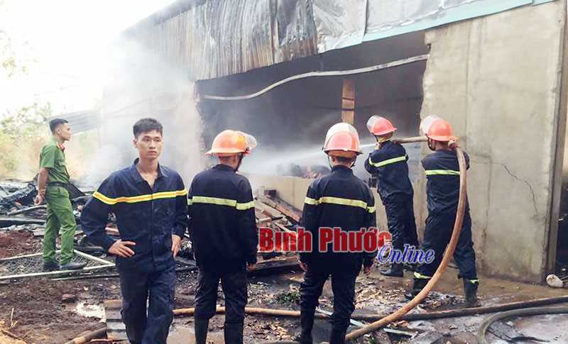 Cháy xưởng gỗ ở Phước Long, ước thiệt hại khoảng 800 triệu đồng