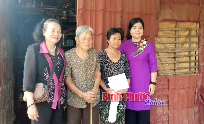 Chia sẻ nỗi đau với bệnh nhân nghèo, người già neo đơn