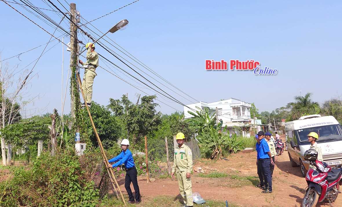 Quân - dân thực hiện công trình thanh niên “Thắp sáng đường quê”