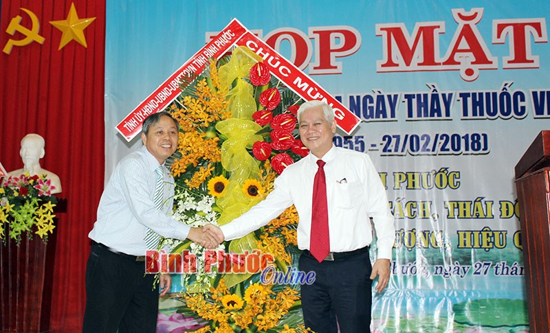 Đồng ch&iacute; B&iacute; thư Tỉnh ủy ch&uacute;c mừng Ng&agrave;y thầy thuốc Việt Nam