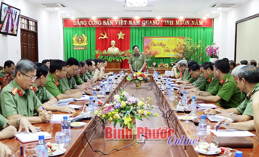 Tiếp tục đẩy mạnh tấn c&ocirc;ng, trấn &aacute;p c&aacute;c loại tội phạm, tệ nạn x&atilde; hội