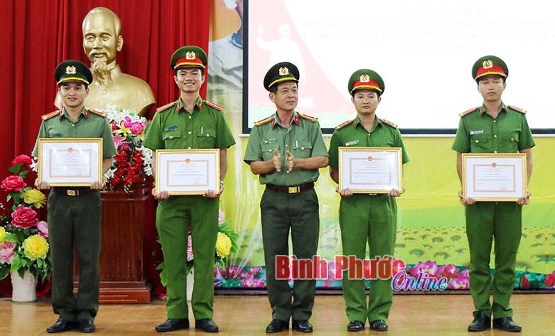 Thanh ni&ecirc;n, phụ nữ C&ocirc;ng an tỉnh thi học v&agrave; l&agrave;m theo tư tưởng, đạo đức, phong c&aacute;ch Hồ Ch&iacute; Minh