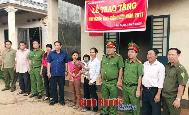 Đảng bộ C&ocirc;ng an huyện Ph&uacute; Riềng tạo nguồn ph&aacute;t triển đảng vi&ecirc;n