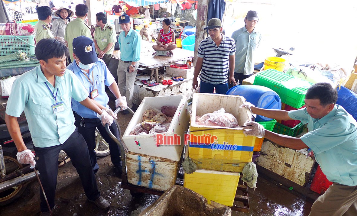 Phát hiện 133kg sản phẩm  động vật bốc mùi, biến đổi màu