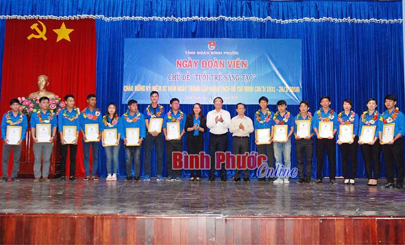 Chơn Thành tuyên dương 15 thanh niên