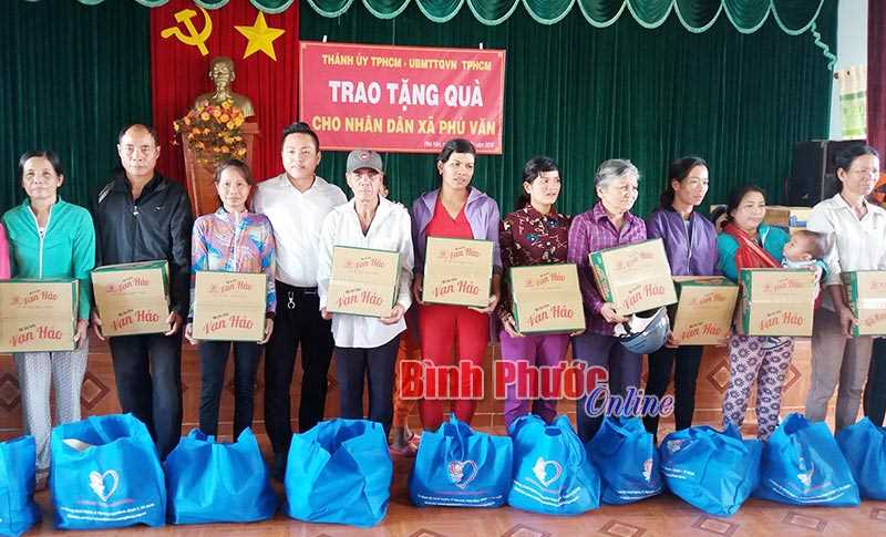 Đoàn công tác Thành ủy TP. Hồ Chí Minh thăm, tặng quà tại Bù Gia Mập