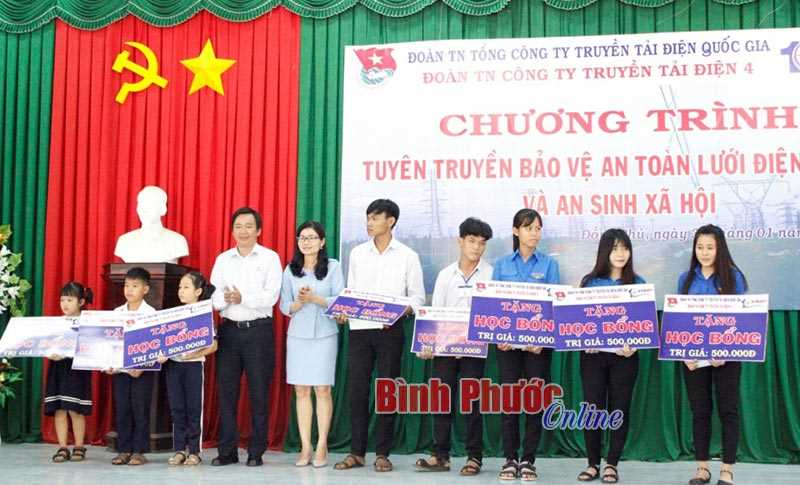 Đoàn thanh niên tuyên truyền bảo vệ hành lang an toàn lưới điện cao áp