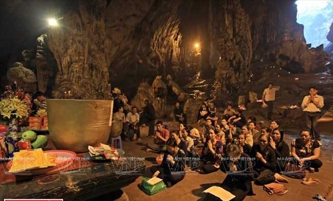 Lễ hội ch&ugrave;a Hương 2018: &lsquo;Kh&ocirc;ng để t&aacute;i diễn h&igrave;nh ảnh phản cảm'