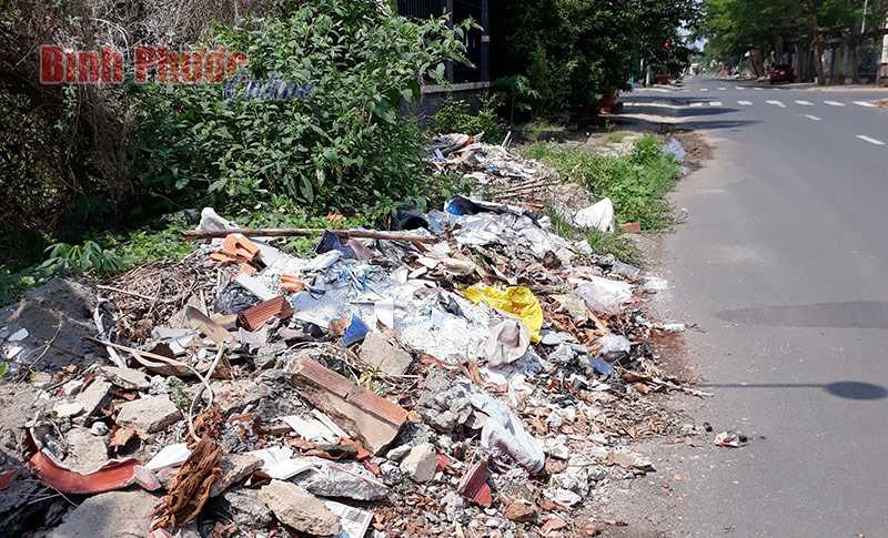 Ảnh phê bình: Đống rác làm xấu mỹ quan