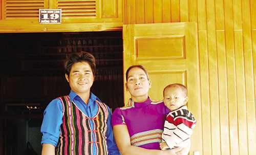 Thanh ni&ecirc;n Mơn&ocirc;ng l&agrave;m theo lời B&aacute;c