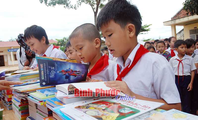 Tiếp tục trang bị s&aacute;ch cho cơ sở x&atilde;, phường, thị trấn