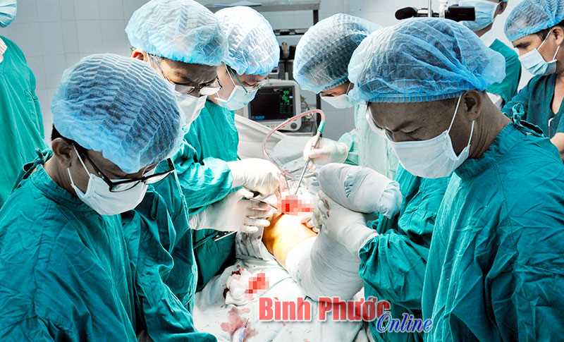Chuyển giao kỹ thuật thay khớp háng toàn phần cho Bệnh viện đa khoa tỉnh